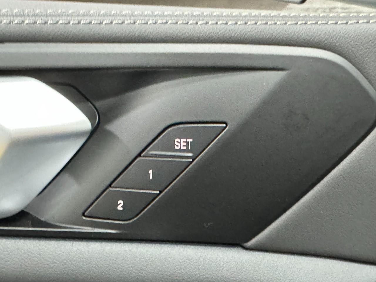 BMW X5 Vehicle Full-screen Gallery Image 25