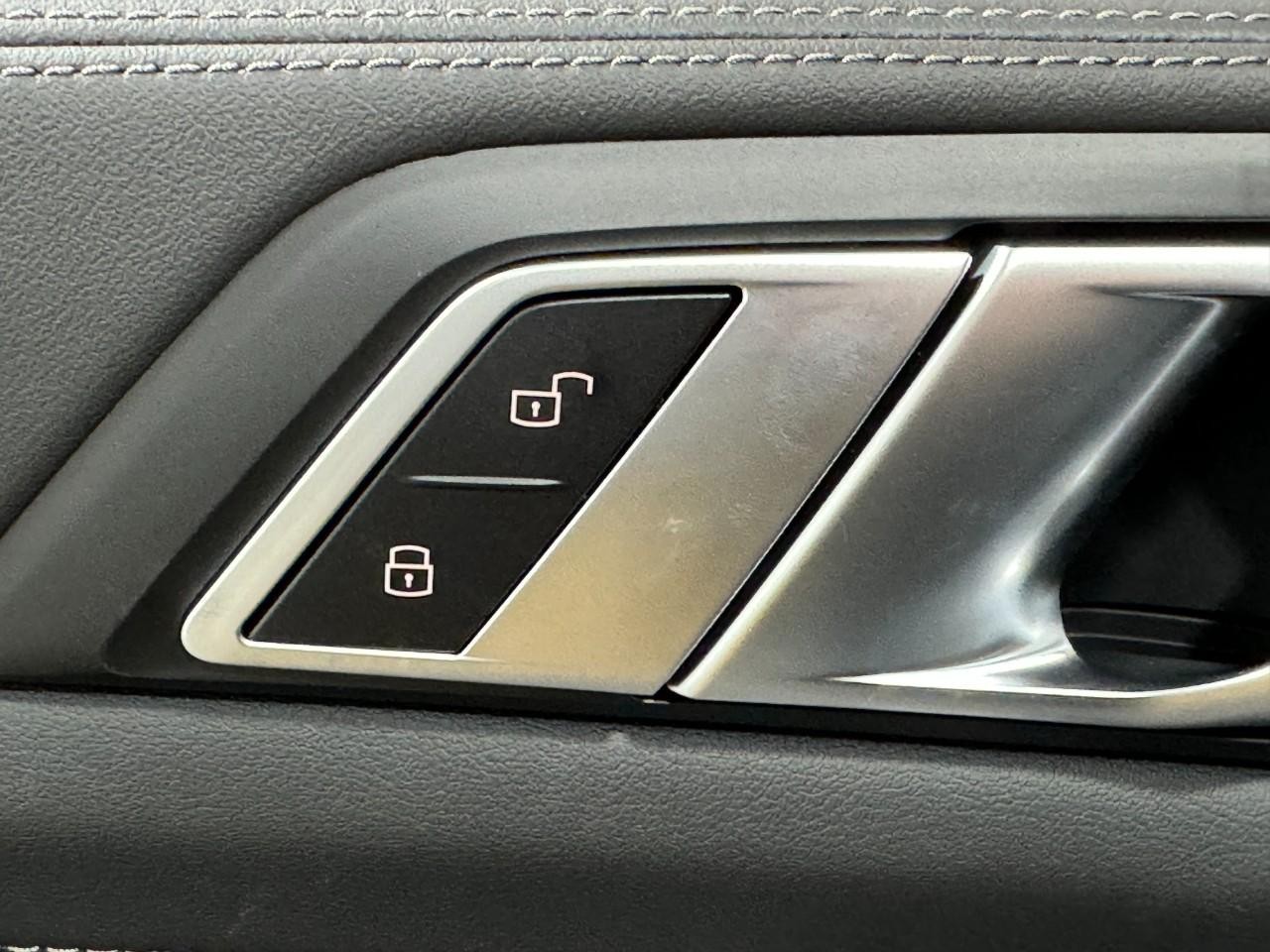 BMW X5 Vehicle Full-screen Gallery Image 26