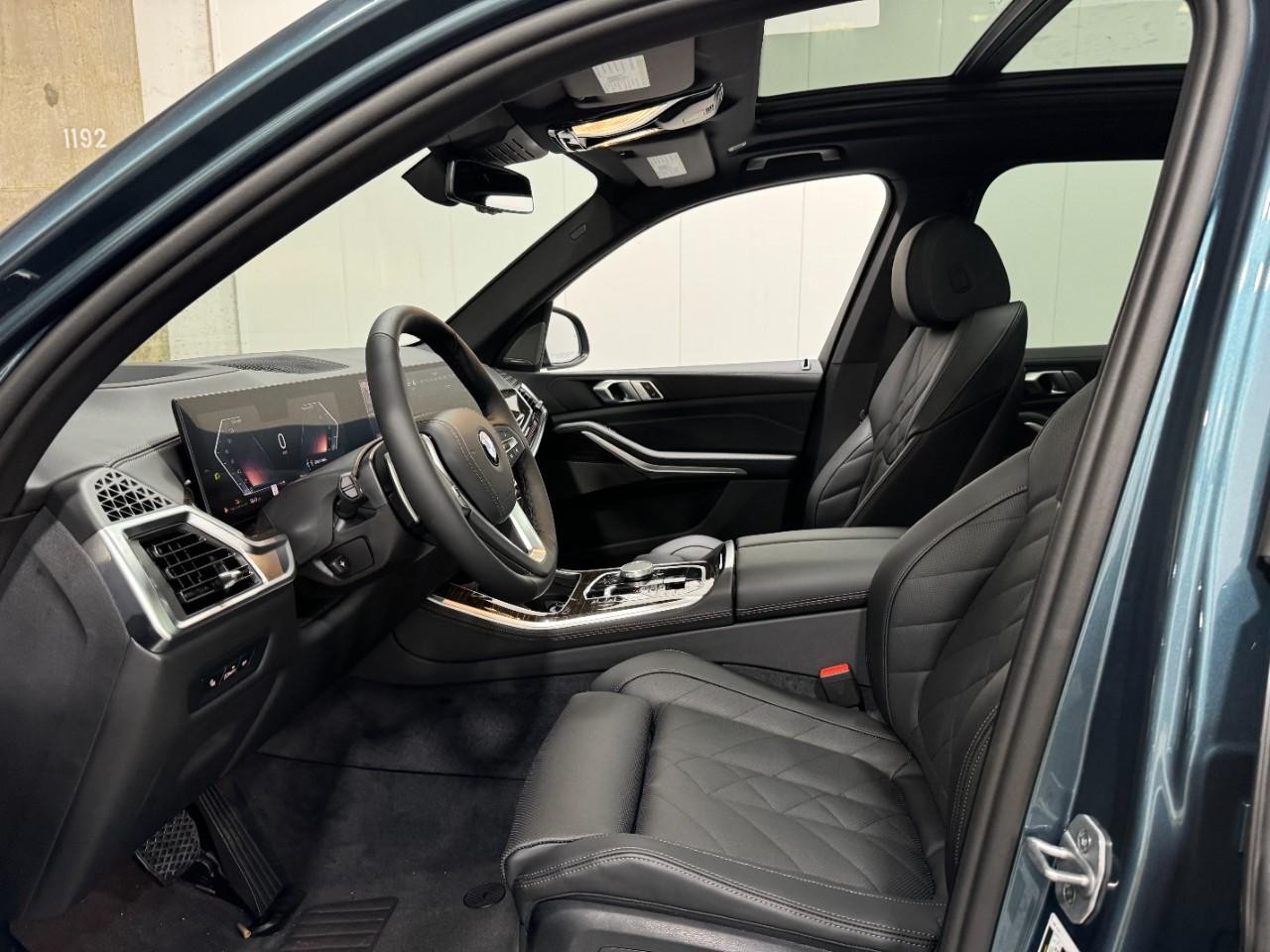 BMW X5 Vehicle Full-screen Gallery Image 28