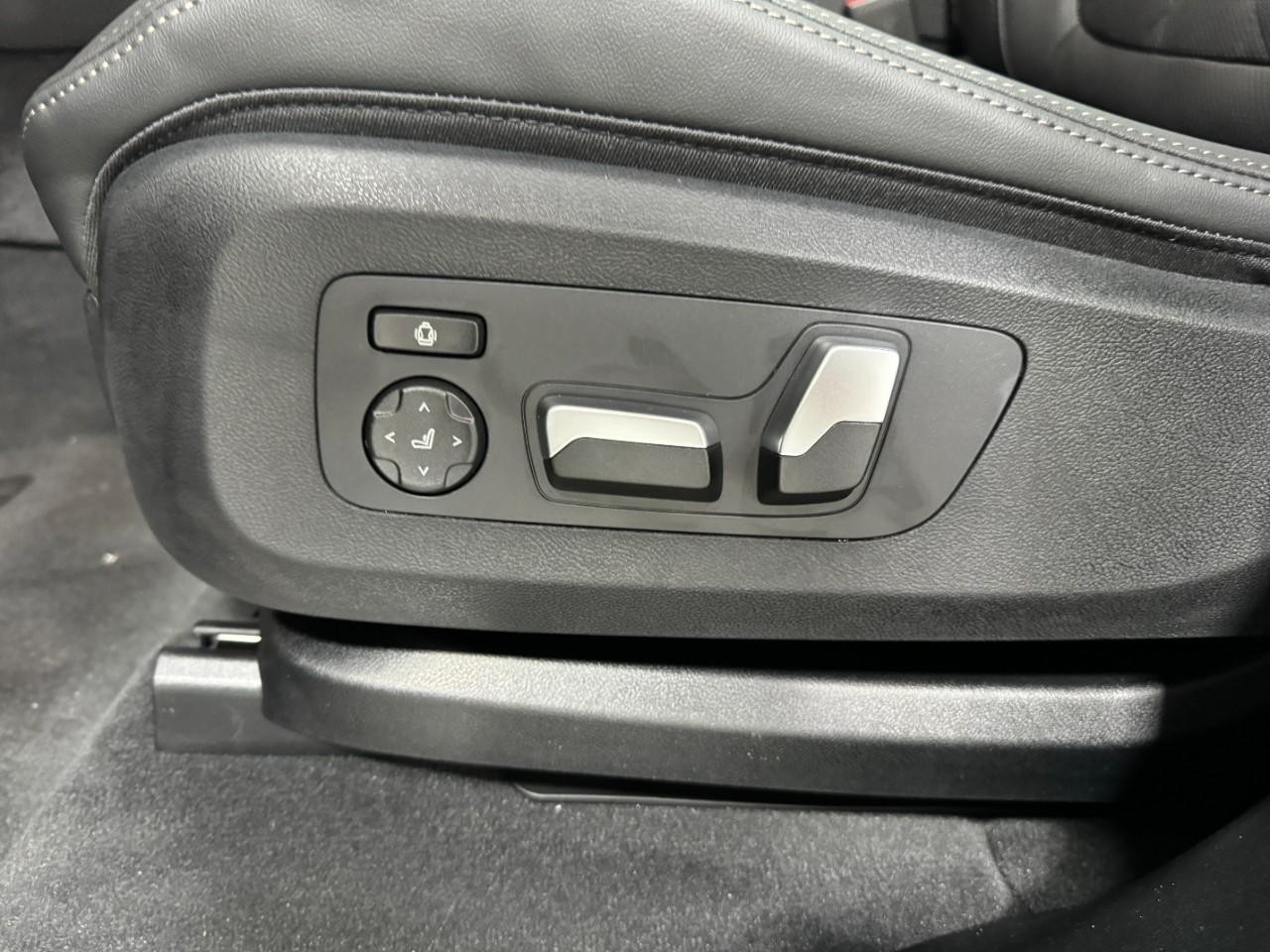 BMW X5 Vehicle Full-screen Gallery Image 30