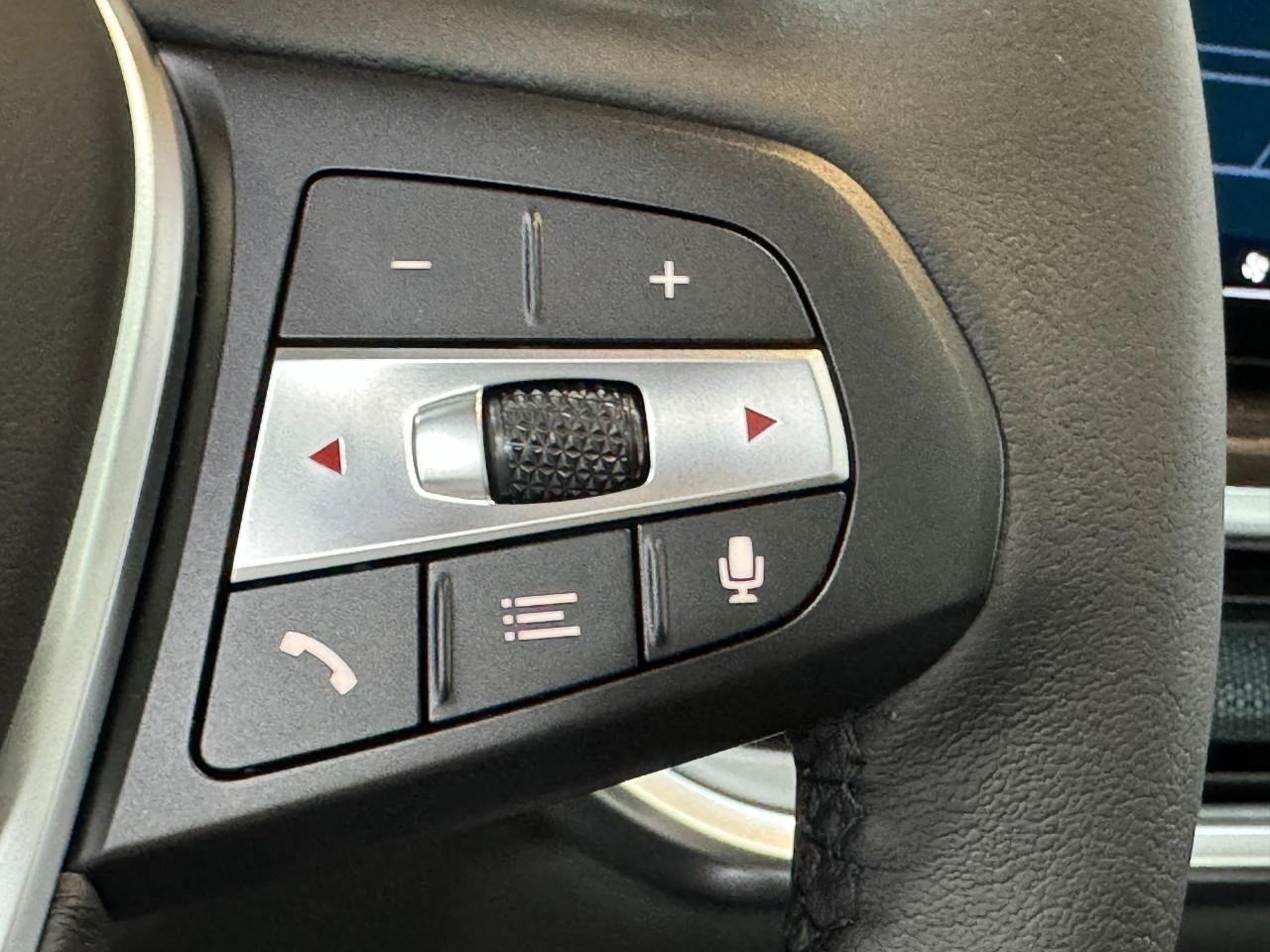 BMW X5 Vehicle Full-screen Gallery Image 33