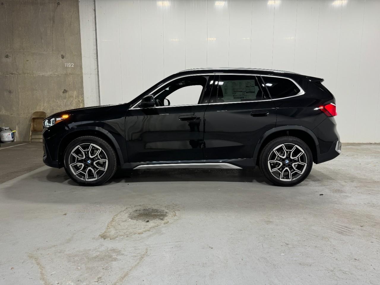 BMW X1 Vehicle Full-screen Gallery Image 2