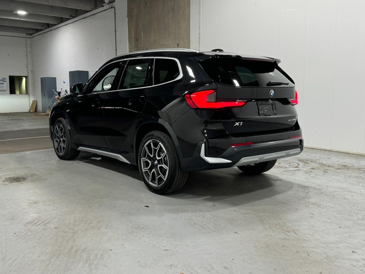 BMW X1 Vehicle Full-screen Gallery Image 3