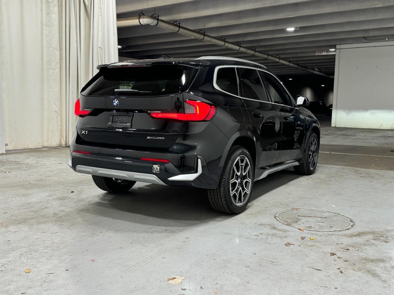 BMW X1 Vehicle Full-screen Gallery Image 4