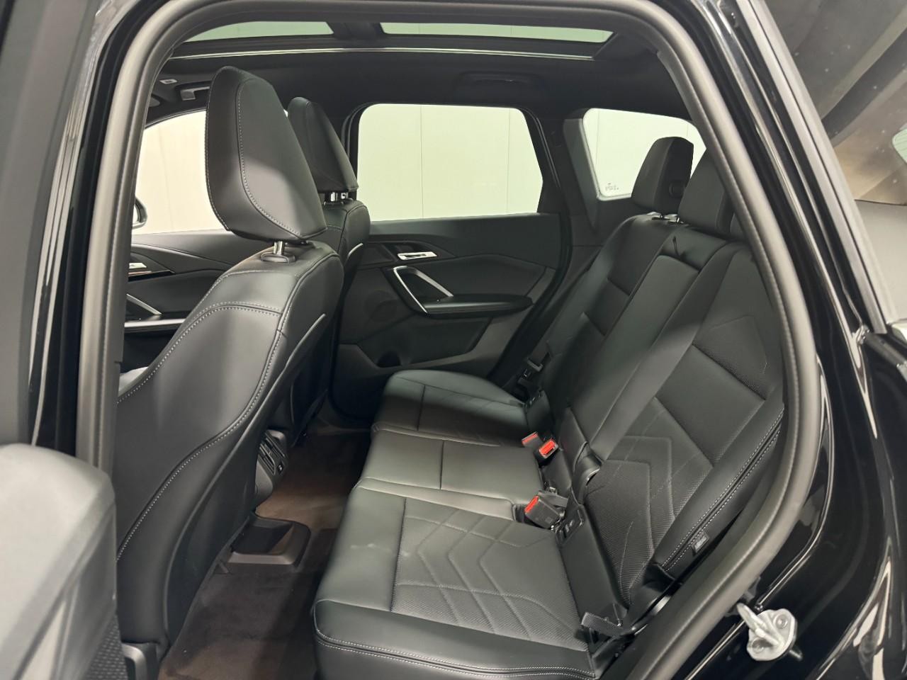 BMW X1 Vehicle Full-screen Gallery Image 8