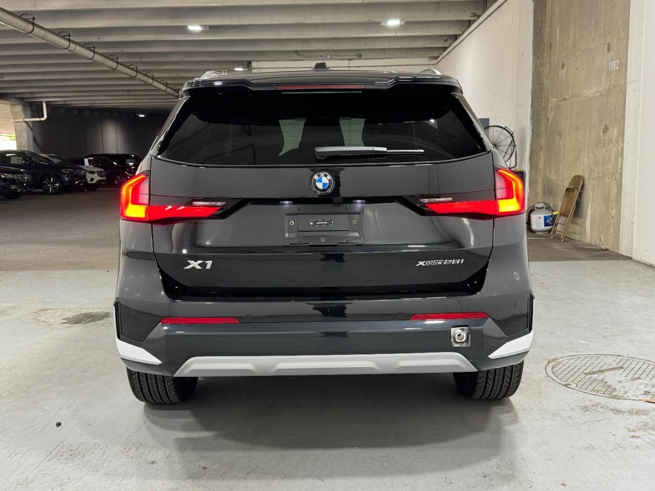 BMW X1 Vehicle Full-screen Gallery Image 9