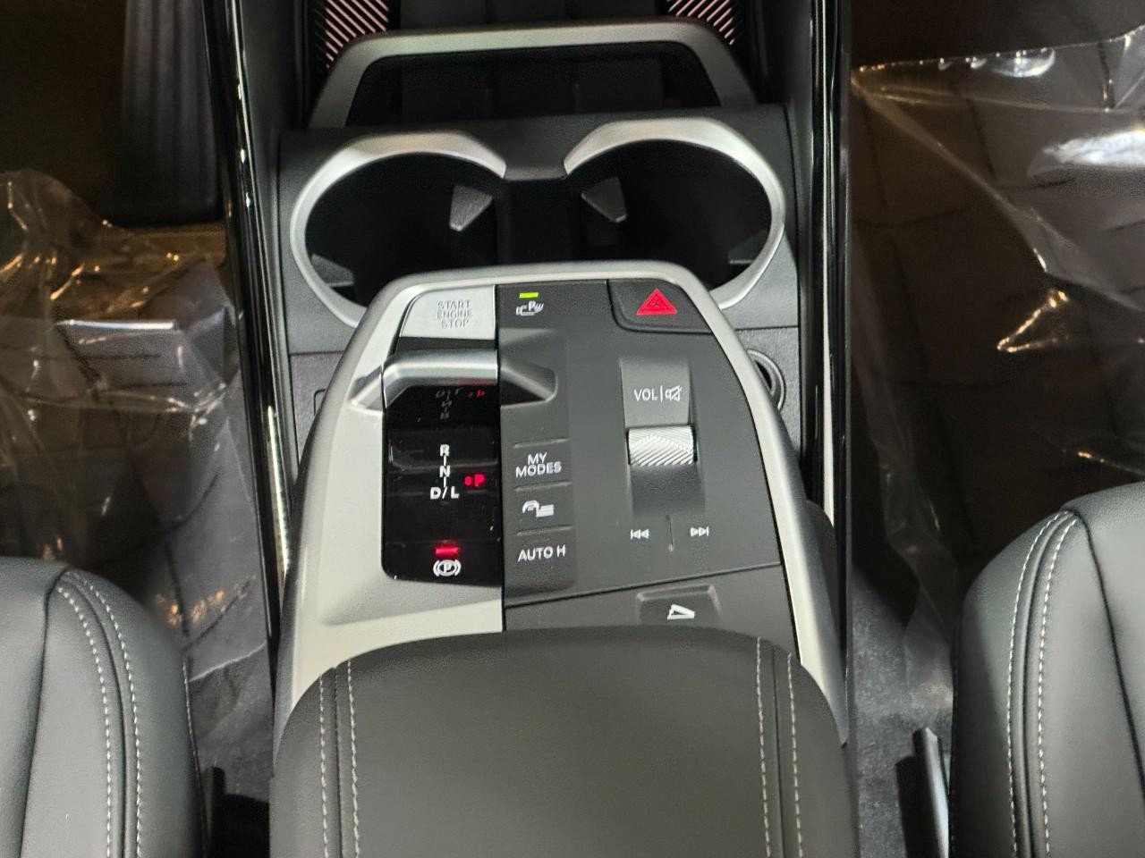 BMW X1 Vehicle Full-screen Gallery Image 15