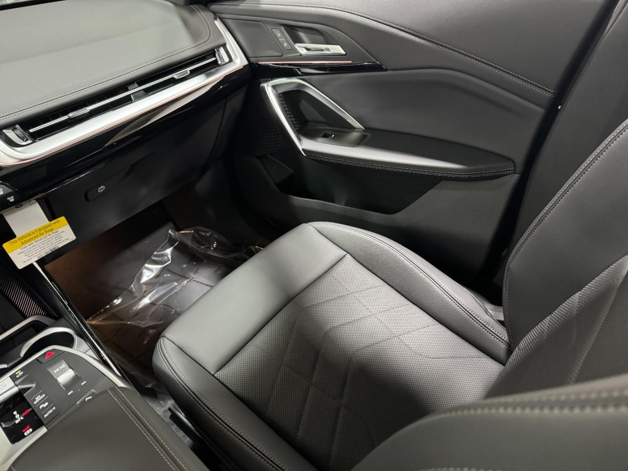 BMW X1 Vehicle Full-screen Gallery Image 16