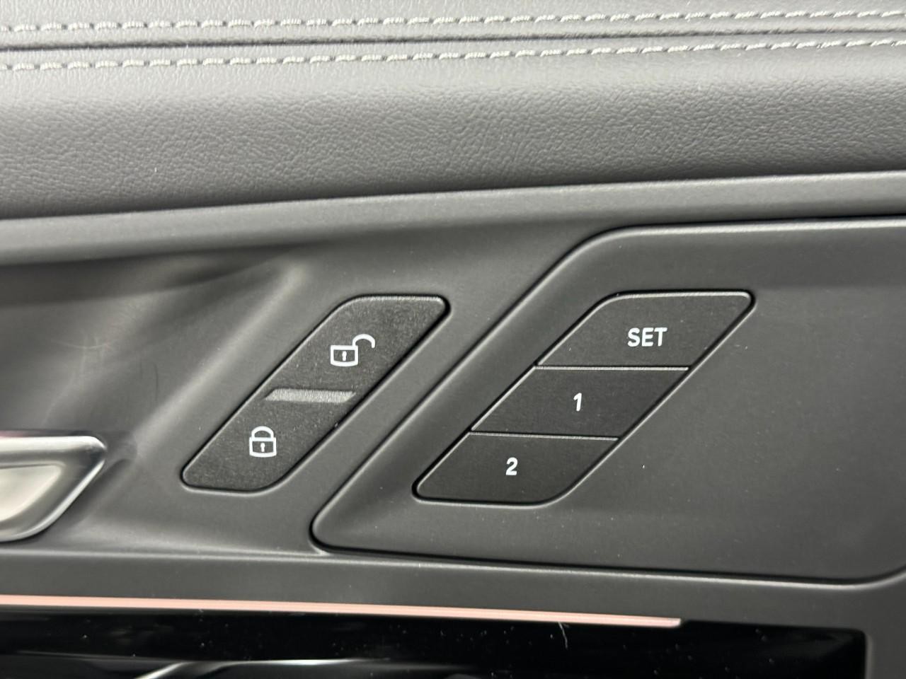 BMW X1 Vehicle Full-screen Gallery Image 22