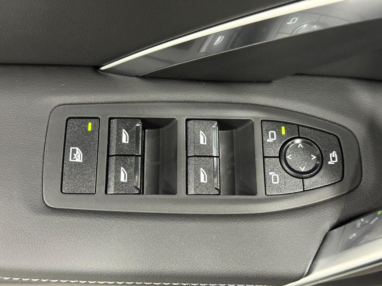 BMW X1 Vehicle Full-screen Gallery Image 23