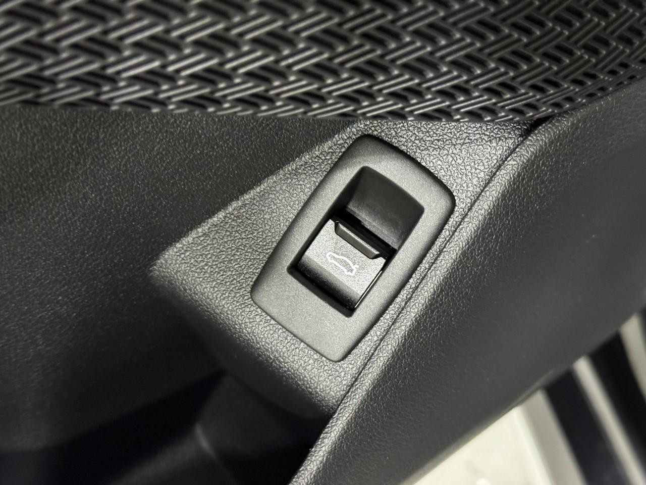 BMW X1 Vehicle Full-screen Gallery Image 24