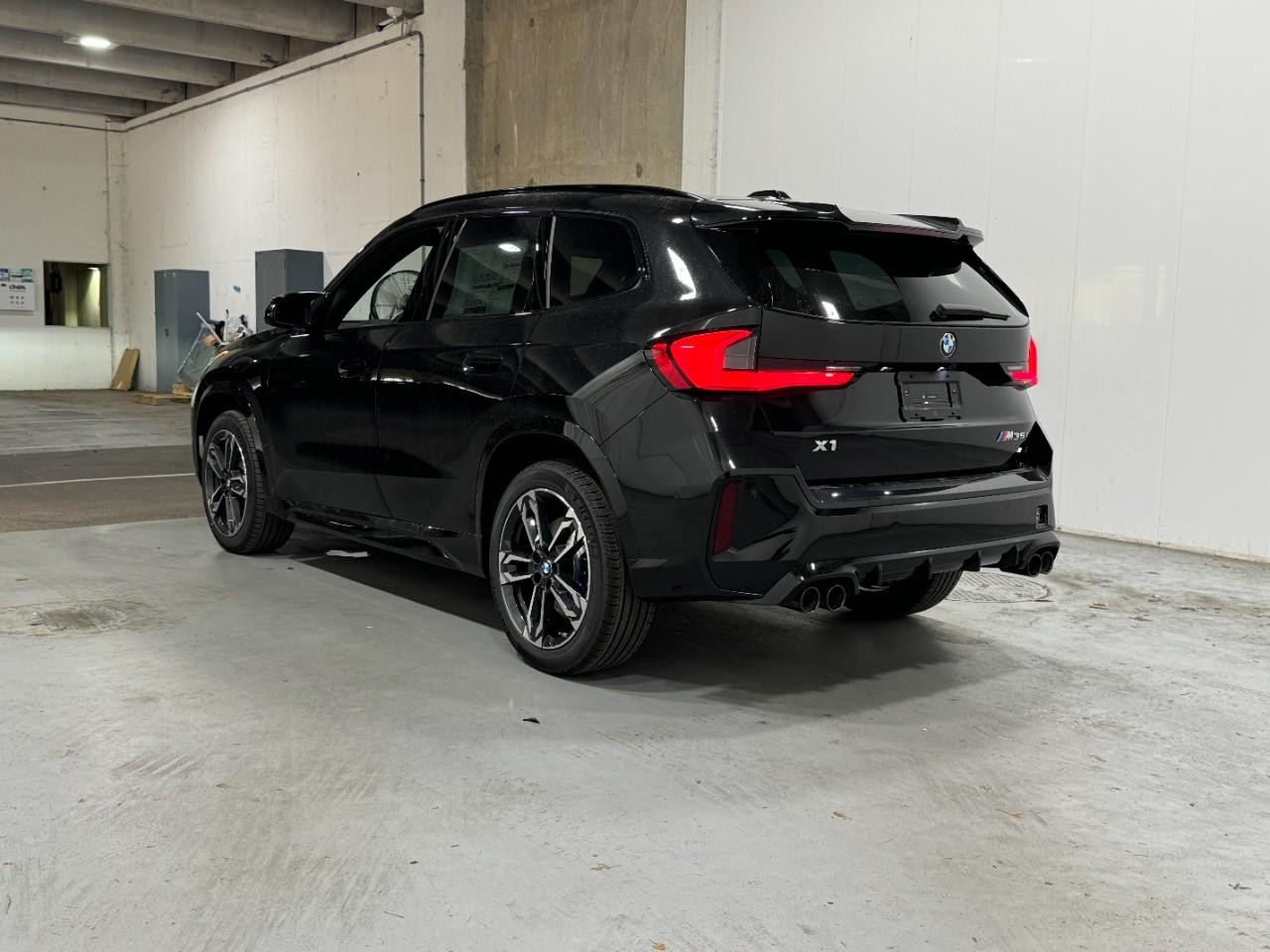 BMW X1 Vehicle Full-screen Gallery Image 3