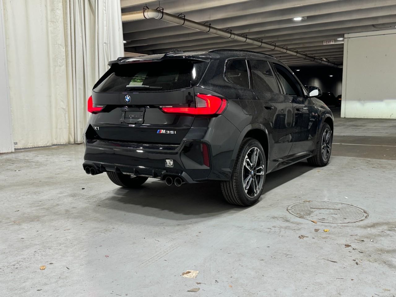 BMW X1 Vehicle Full-screen Gallery Image 4