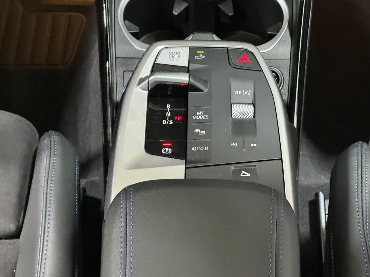 BMW X1 Vehicle Full-screen Gallery Image 15