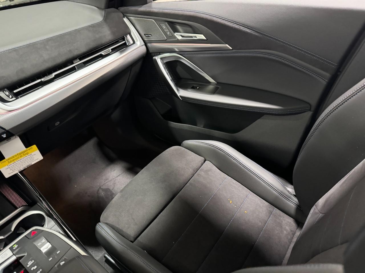 BMW X1 Vehicle Full-screen Gallery Image 16