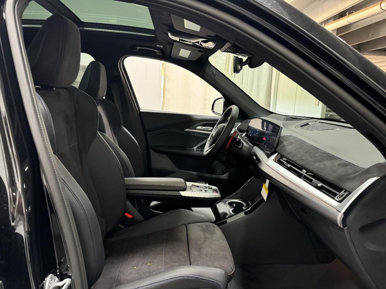 BMW X1 Vehicle Full-screen Gallery Image 17