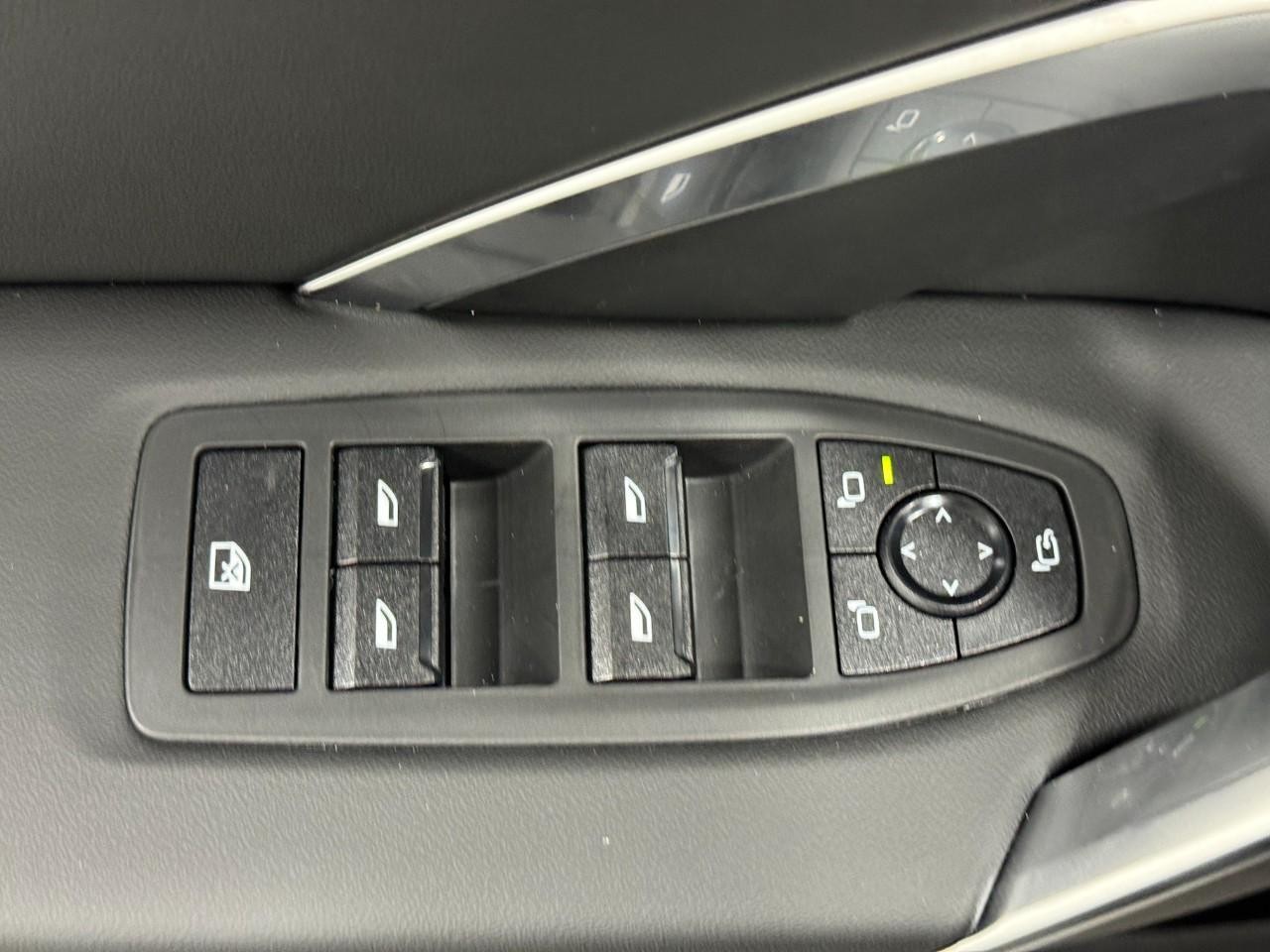 BMW X1 Vehicle Full-screen Gallery Image 23