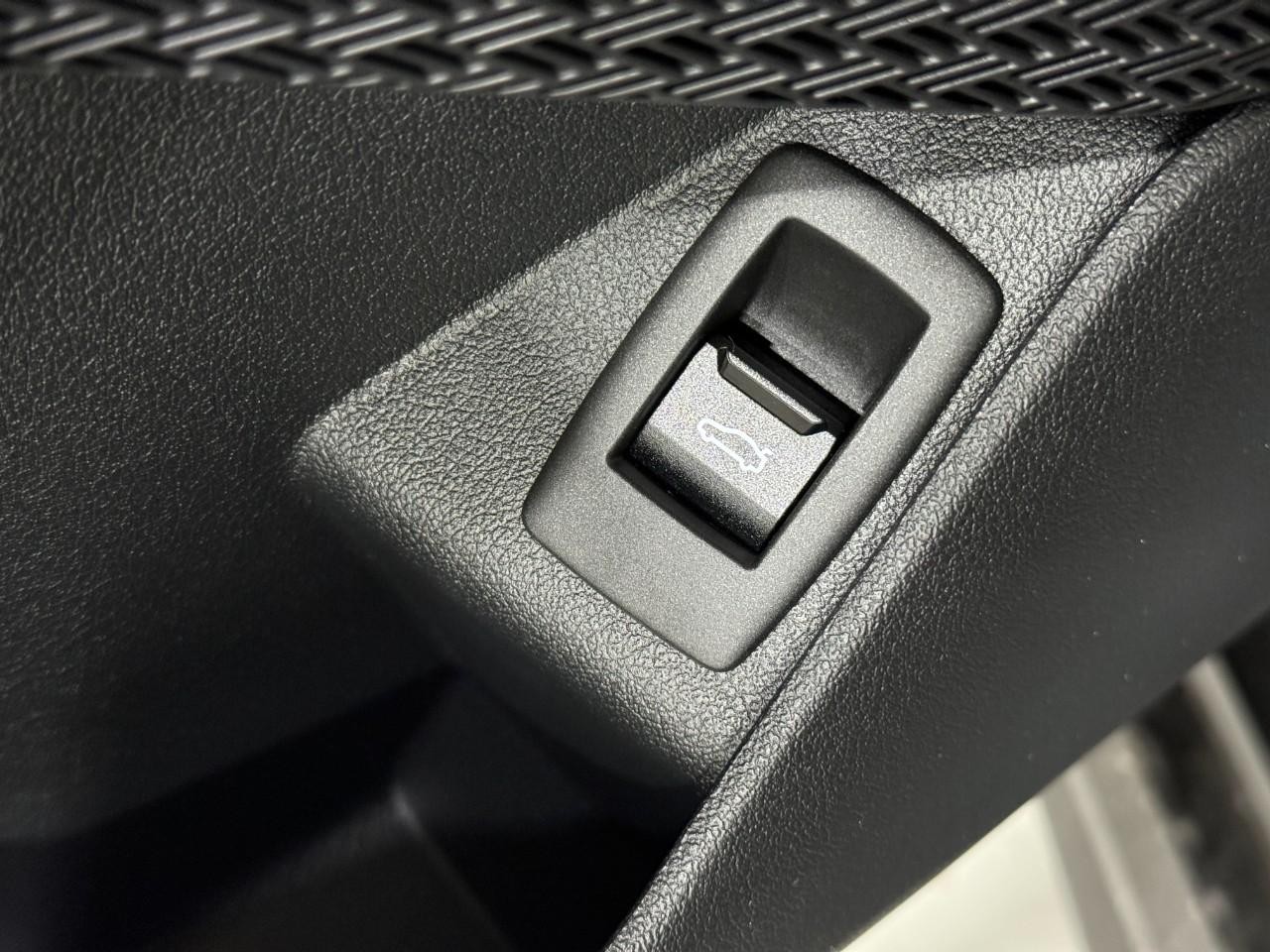 BMW X1 Vehicle Full-screen Gallery Image 24