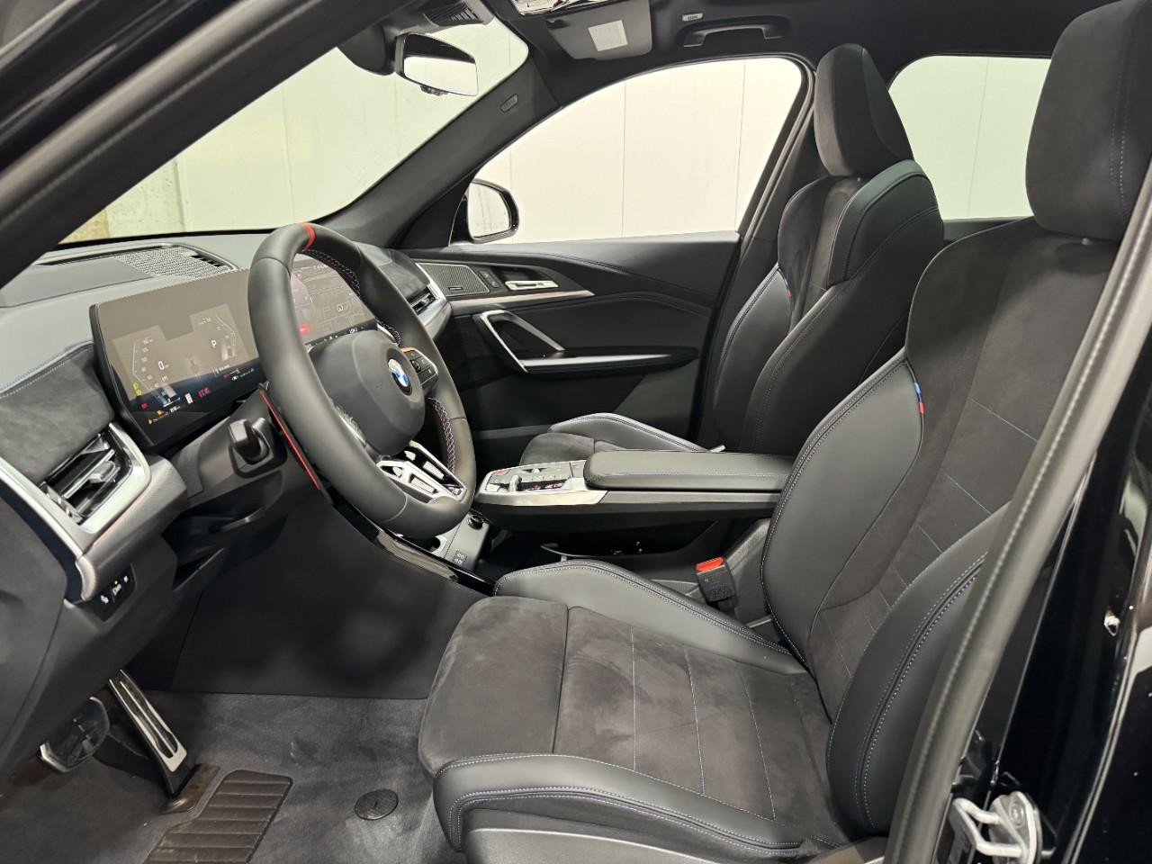 BMW X1 Vehicle Full-screen Gallery Image 25