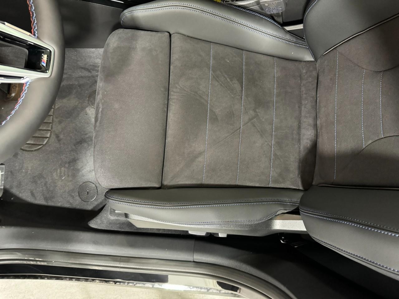 BMW X1 Vehicle Full-screen Gallery Image 26