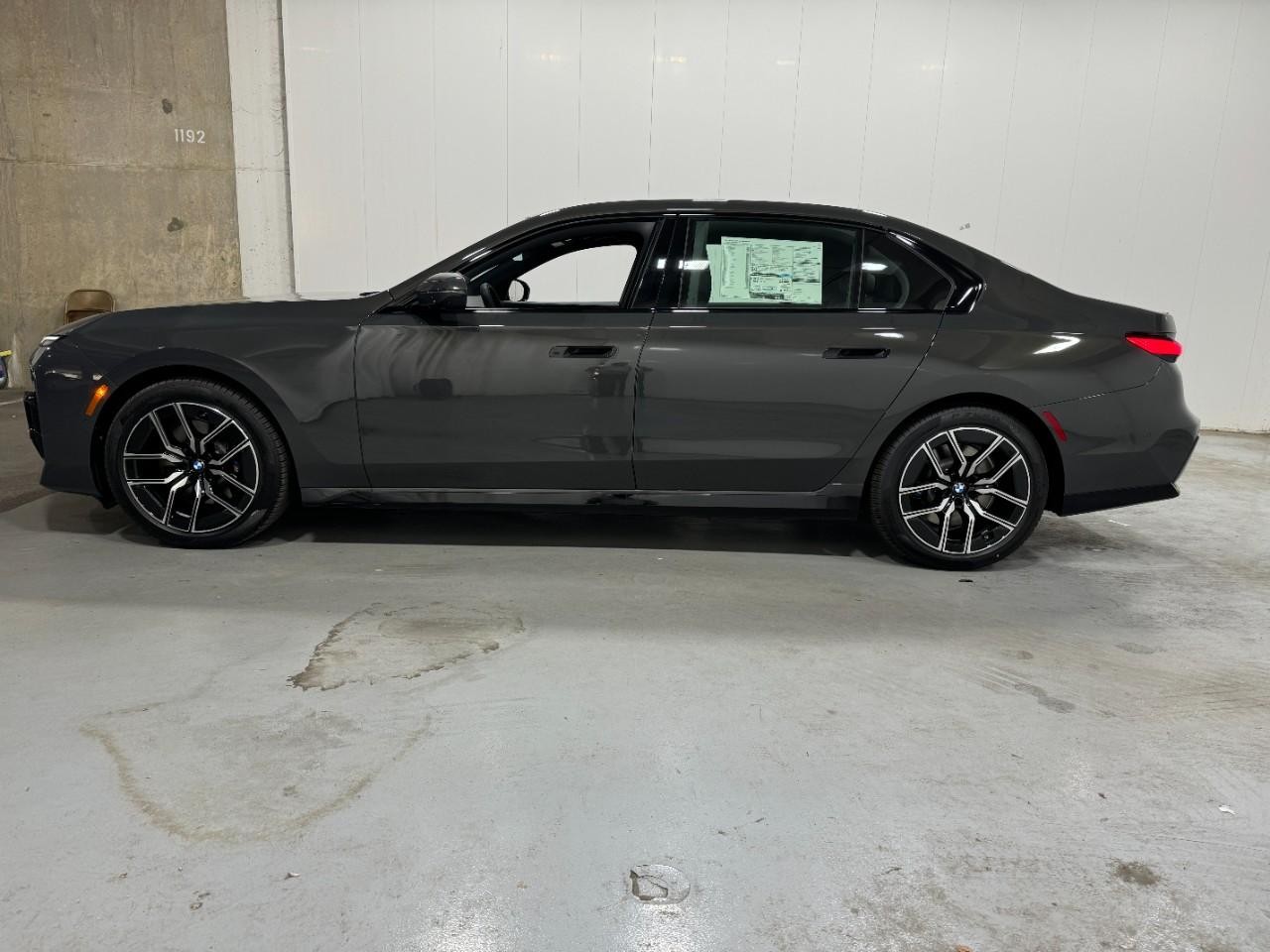 BMW 7 Series Vehicle Full-screen Gallery Image 2