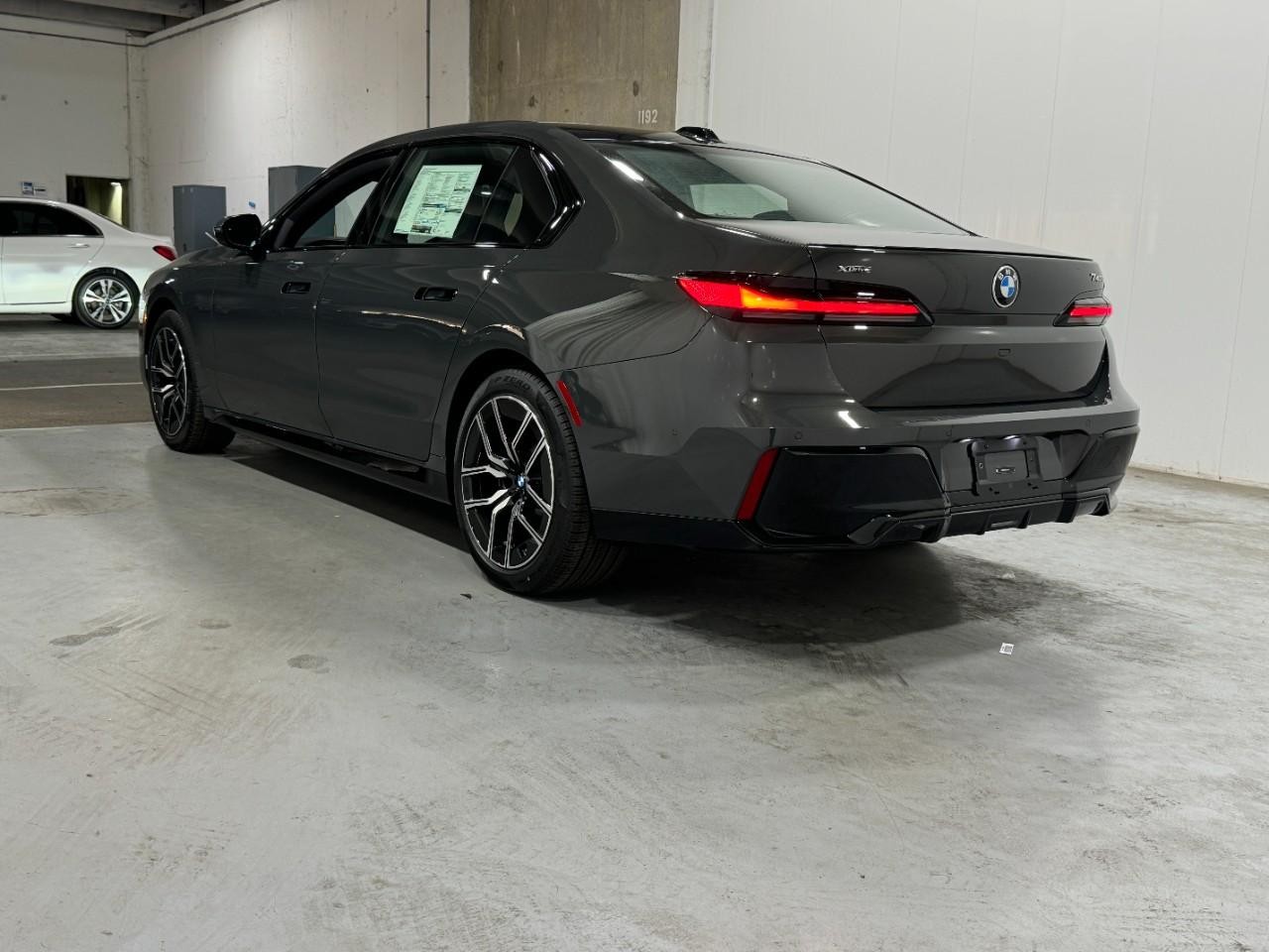 BMW 7 Series Vehicle Full-screen Gallery Image 3