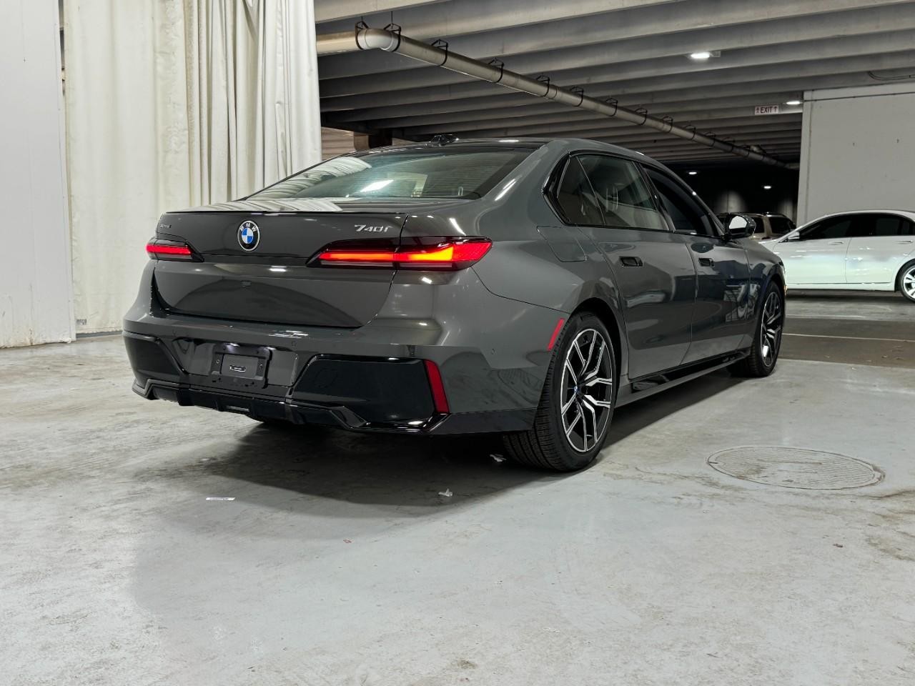 BMW 7 Series Vehicle Full-screen Gallery Image 4