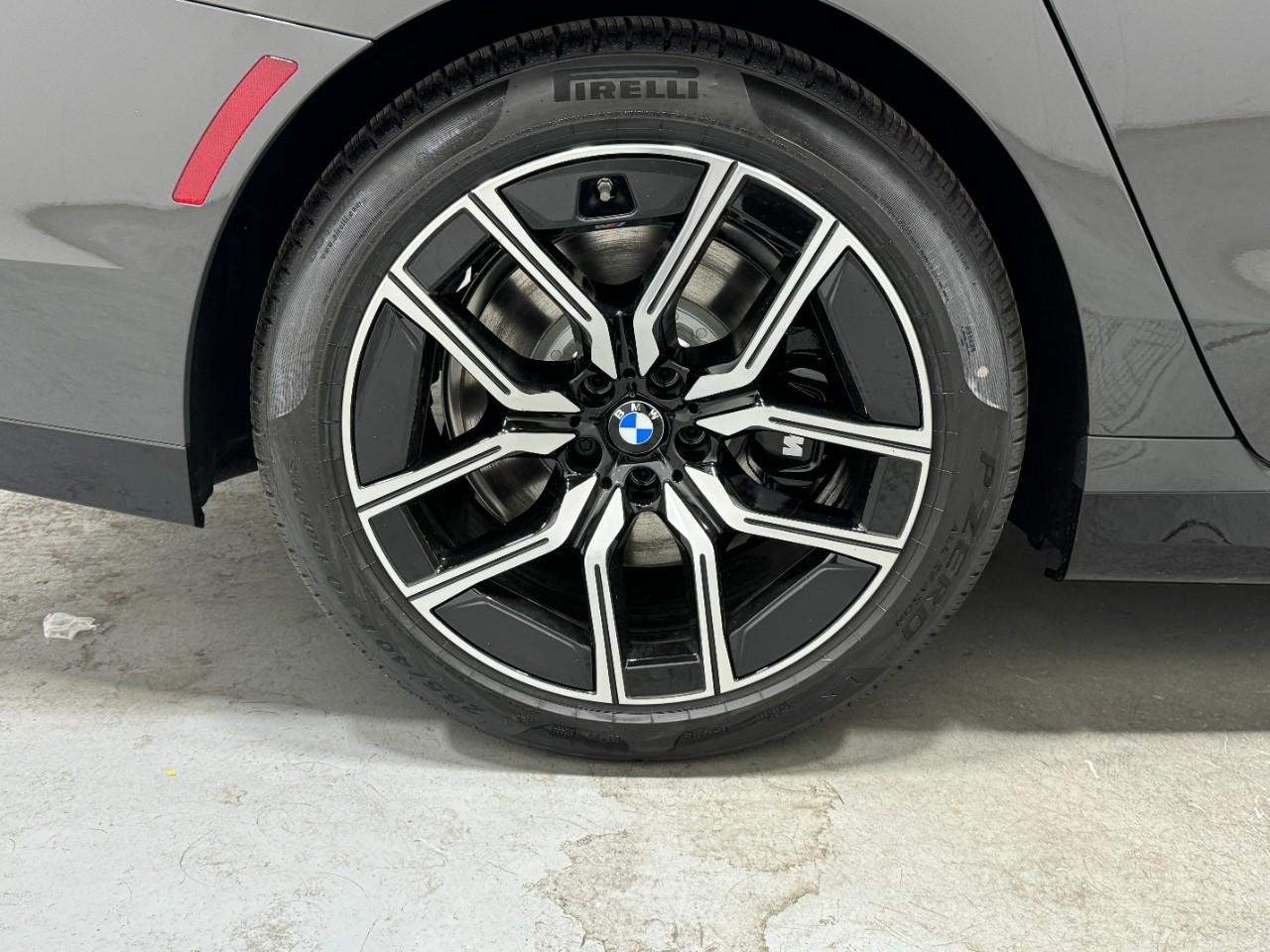 BMW 7 Series Vehicle Full-screen Gallery Image 5