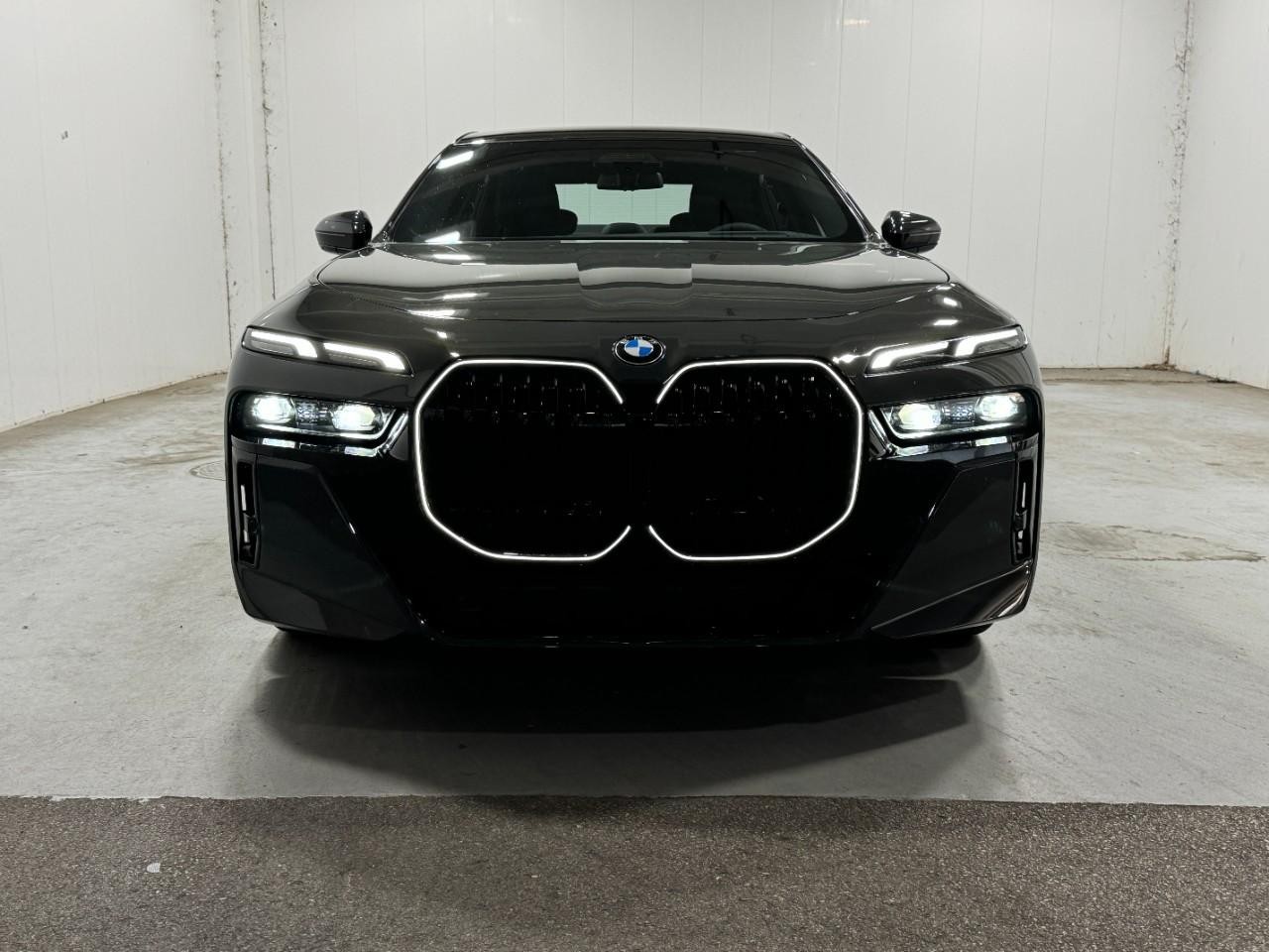 BMW 7 Series Vehicle Full-screen Gallery Image 7