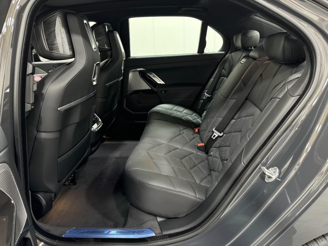 BMW 7 Series Vehicle Full-screen Gallery Image 8