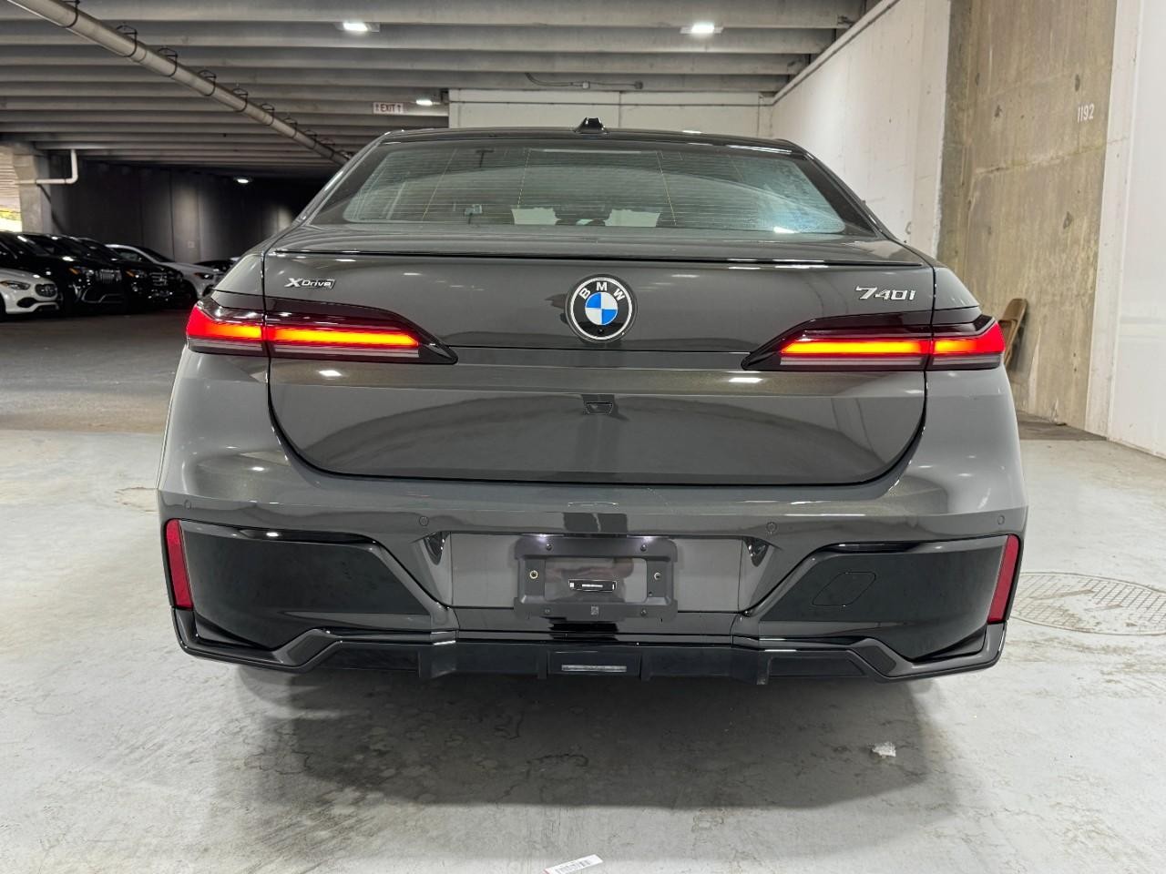 BMW 7 Series Vehicle Full-screen Gallery Image 9