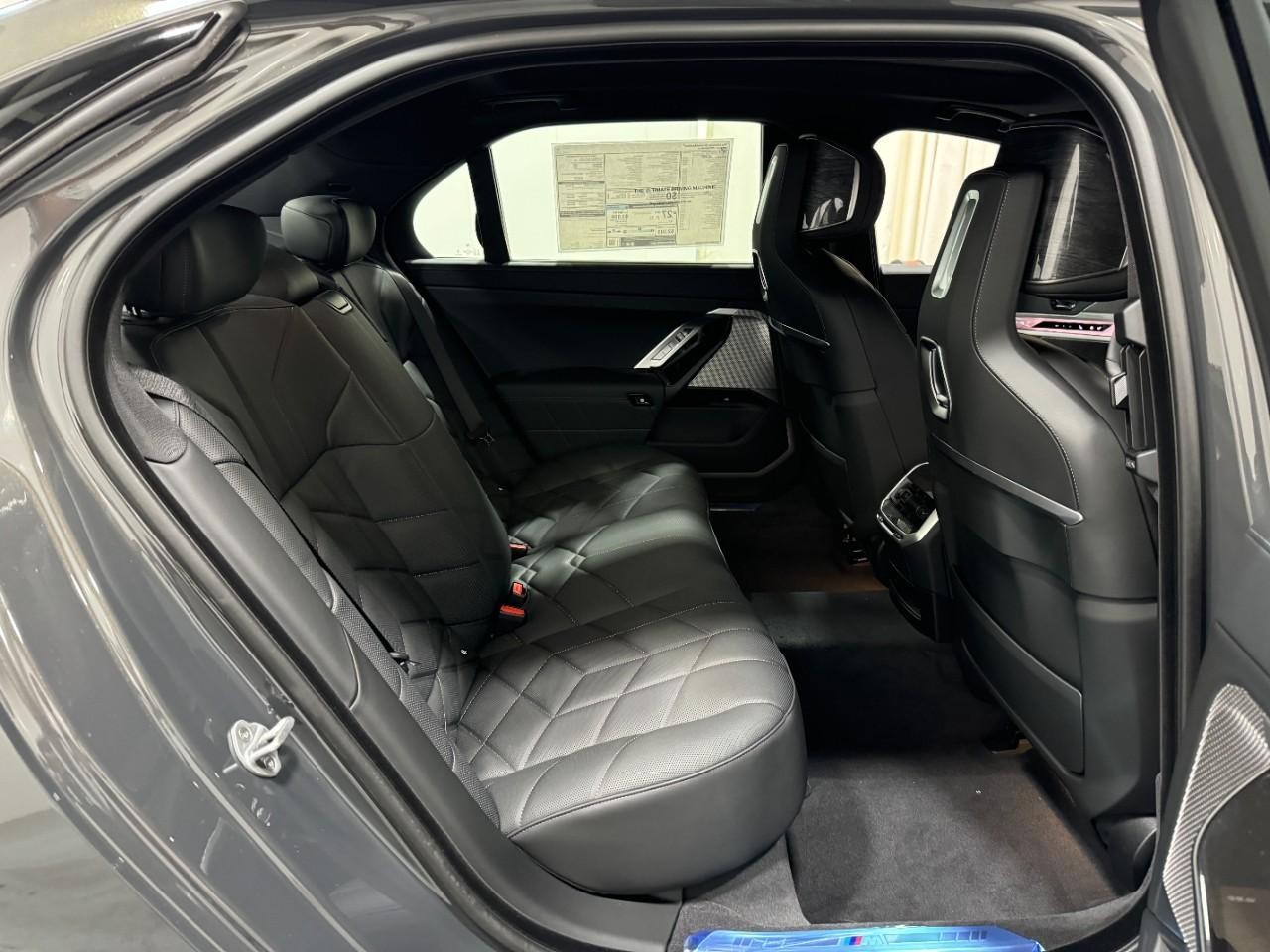 BMW 7 Series Vehicle Full-screen Gallery Image 10