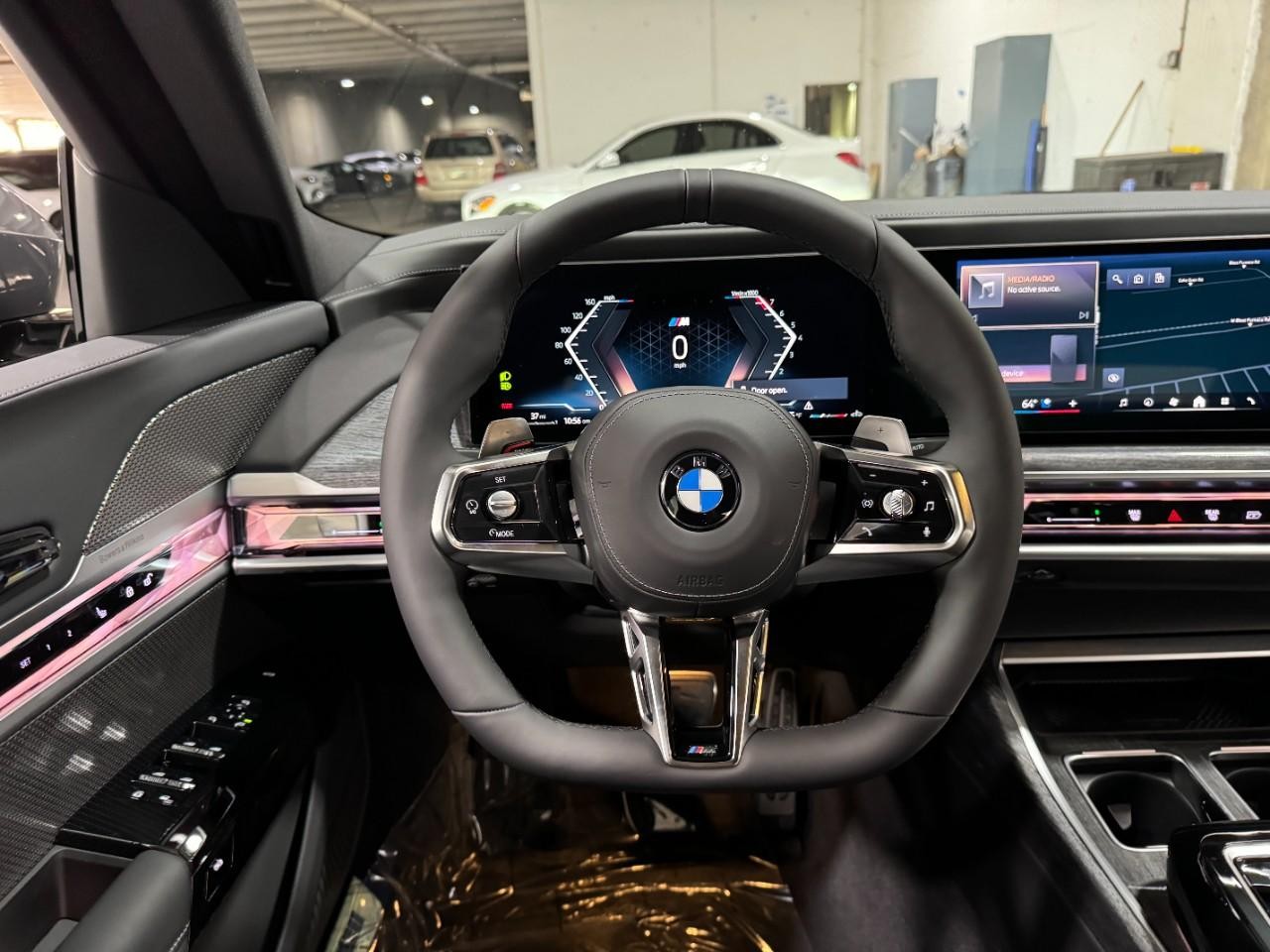 BMW 7 Series Vehicle Full-screen Gallery Image 13