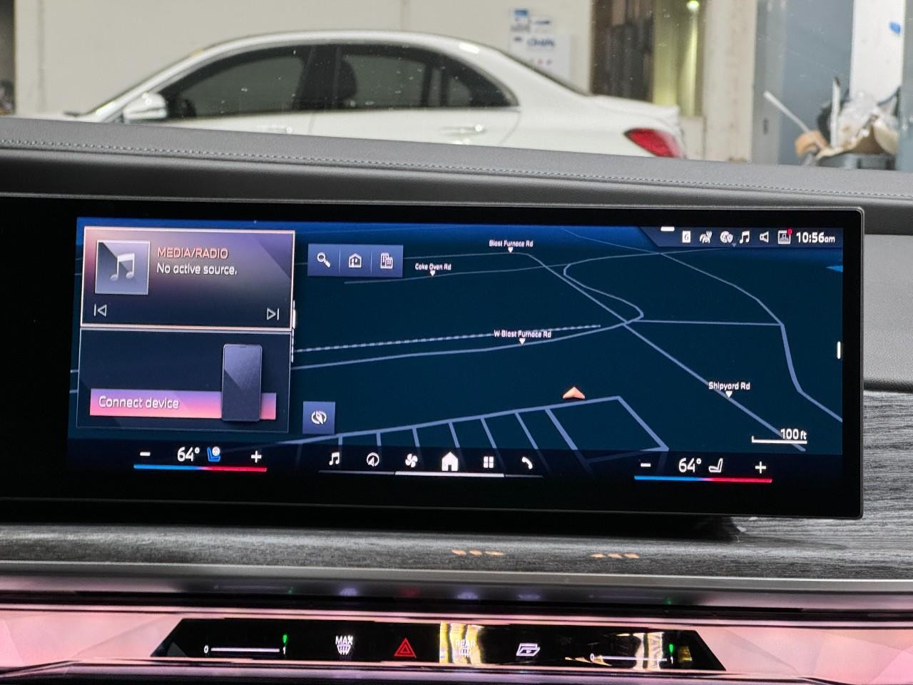 BMW 7 Series Vehicle Full-screen Gallery Image 14