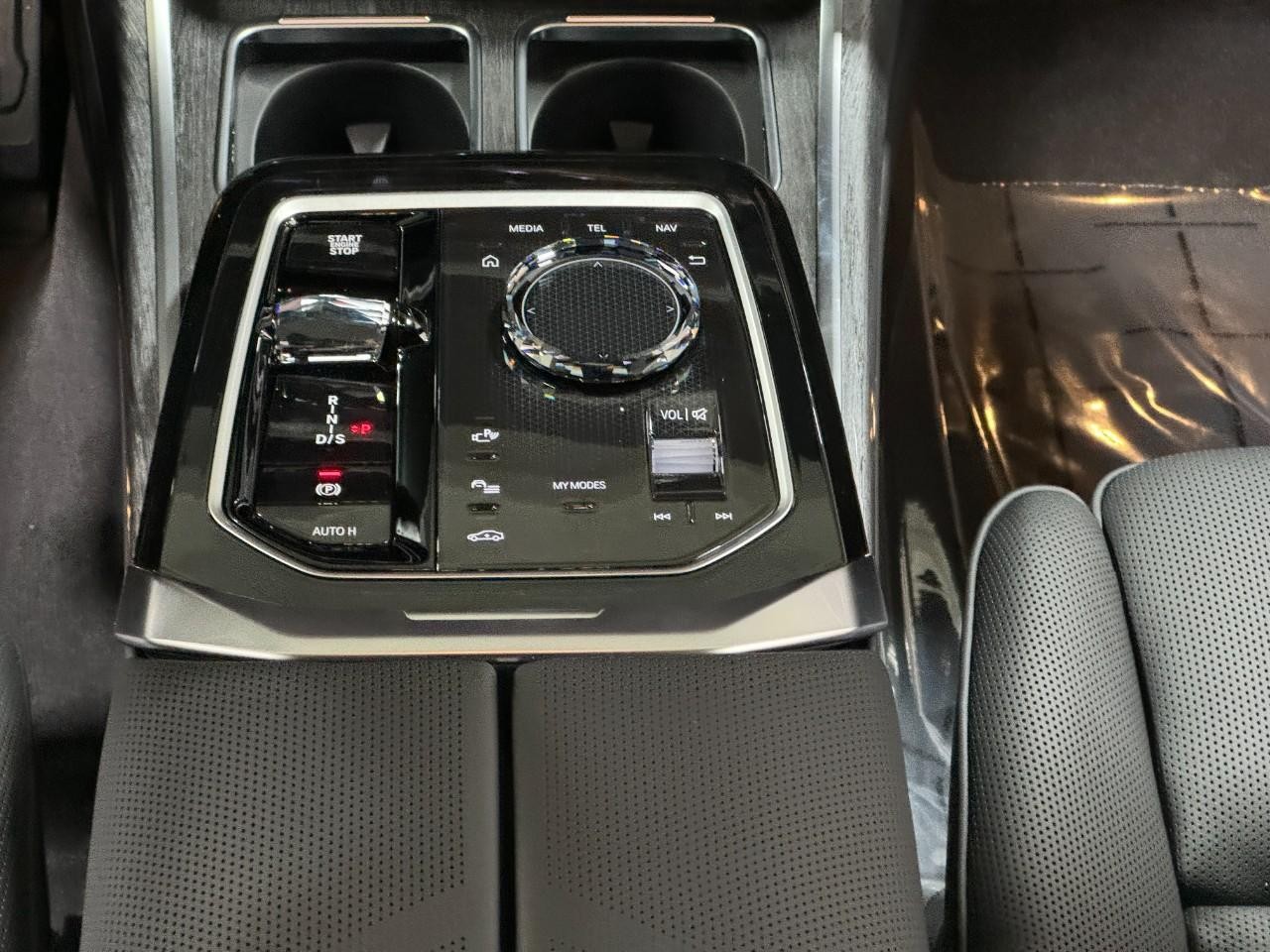 BMW 7 Series Vehicle Full-screen Gallery Image 15