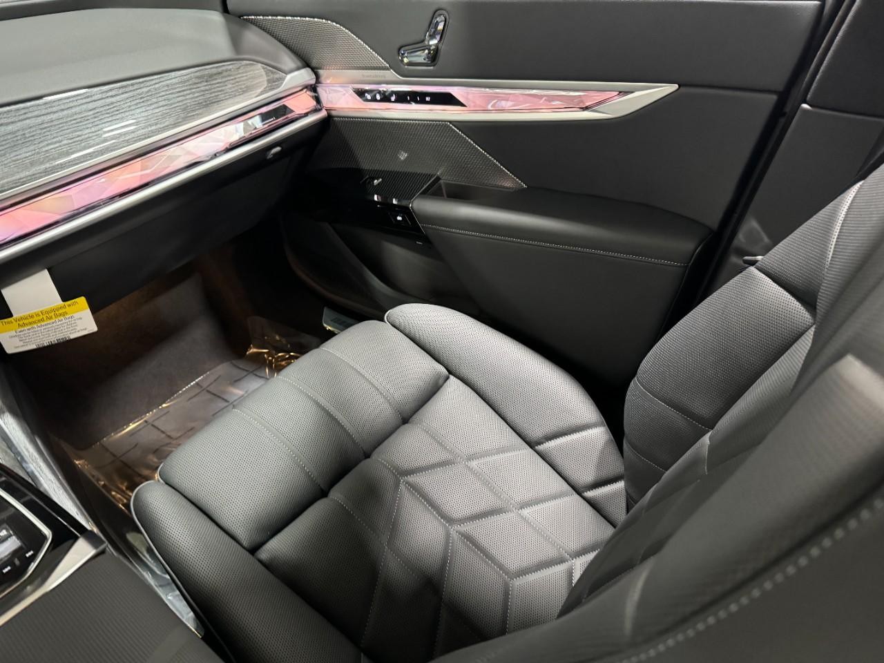 BMW 7 Series Vehicle Full-screen Gallery Image 16