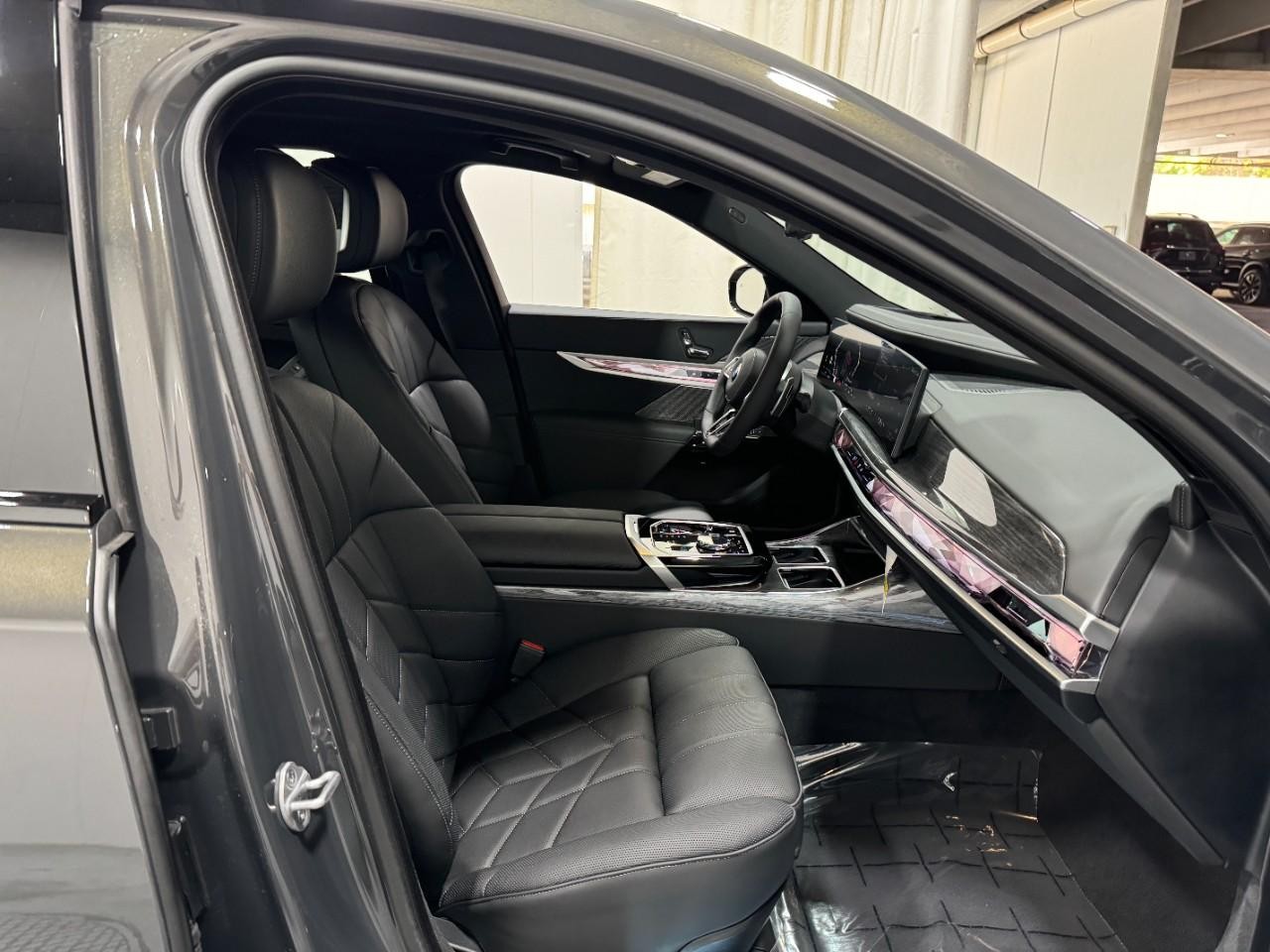 BMW 7 Series Vehicle Full-screen Gallery Image 17