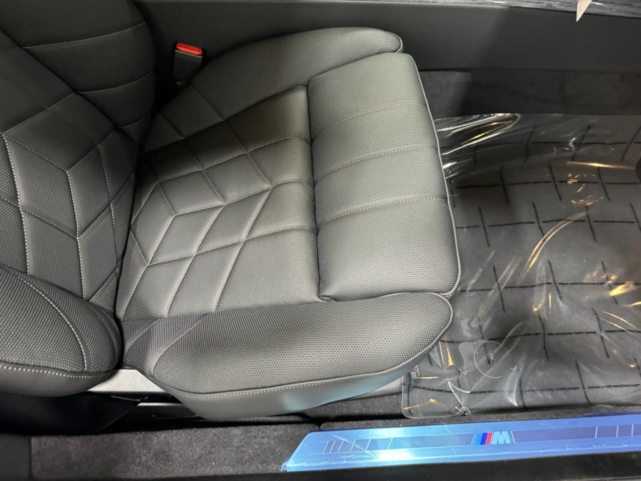 BMW 7 Series Vehicle Full-screen Gallery Image 18