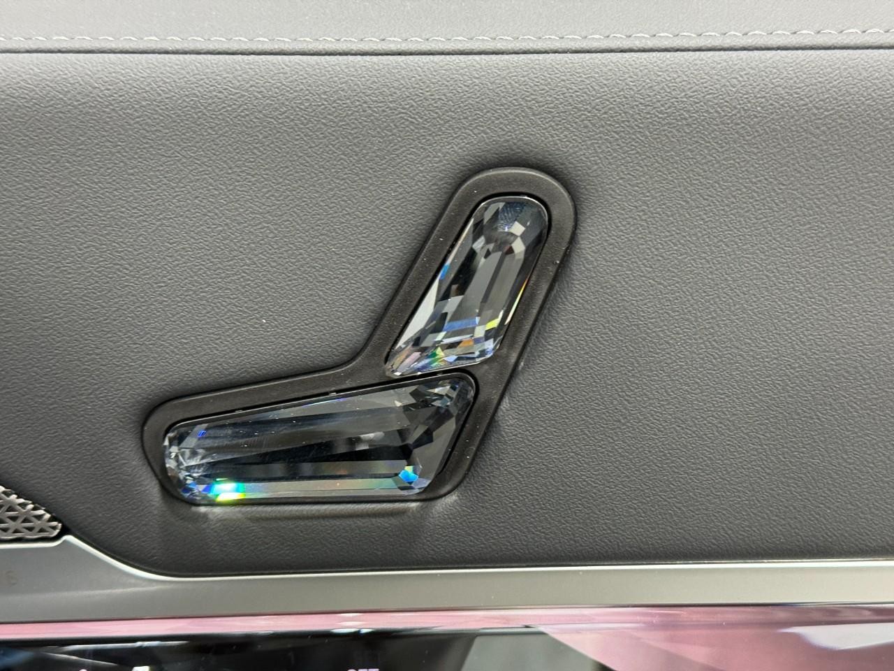 BMW 7 Series Vehicle Full-screen Gallery Image 19