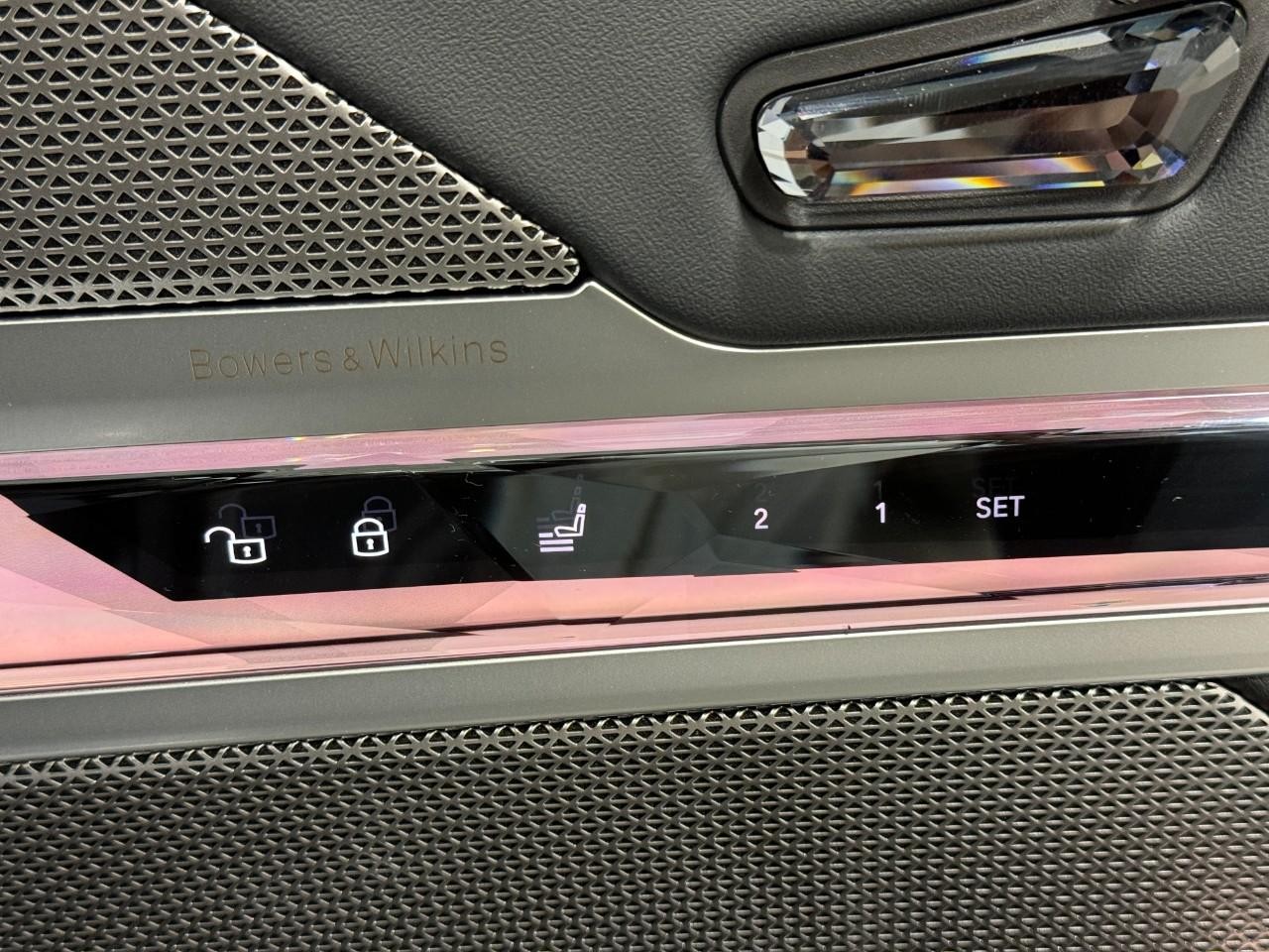 BMW 7 Series Vehicle Full-screen Gallery Image 20