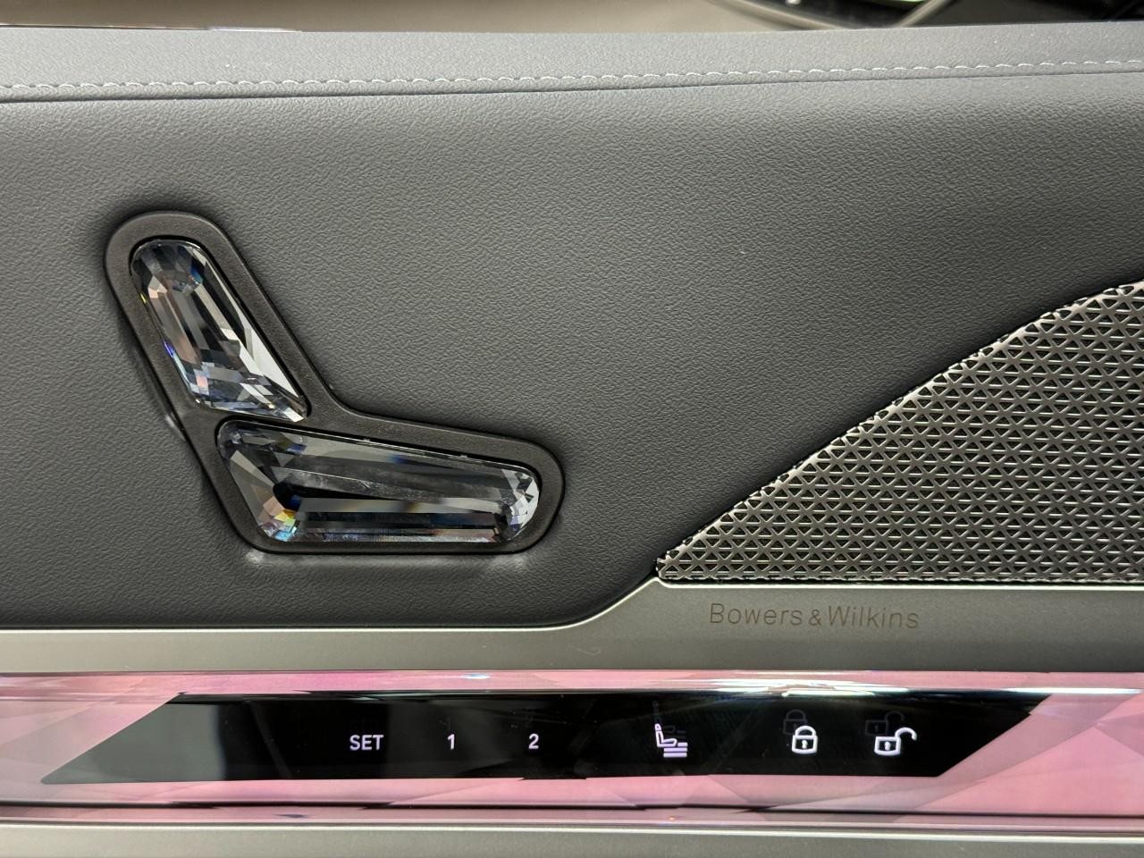 BMW 7 Series Vehicle Full-screen Gallery Image 21