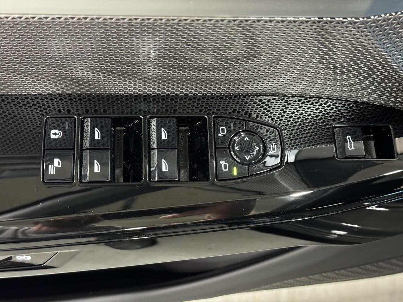 BMW 7 Series Vehicle Full-screen Gallery Image 22