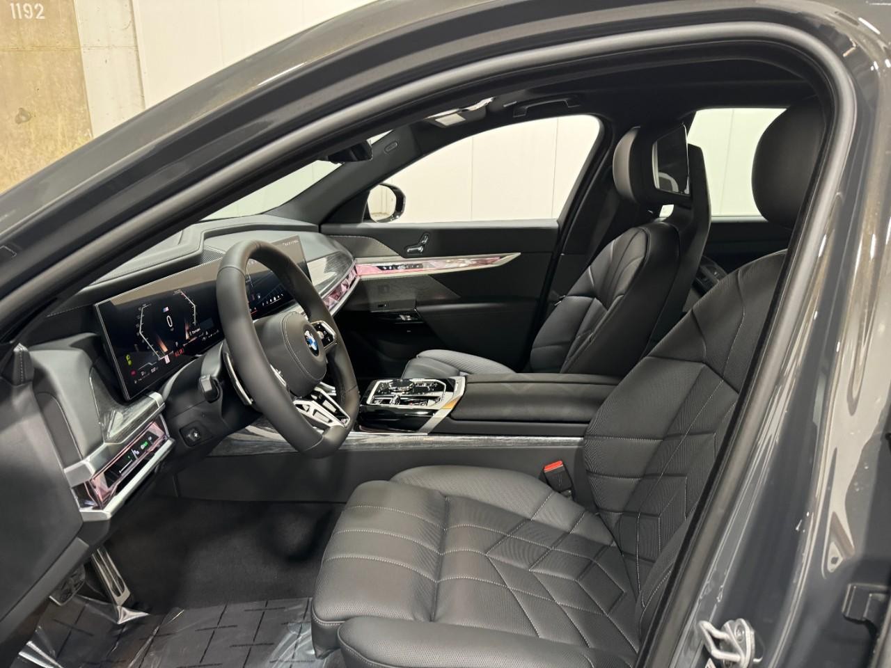 BMW 7 Series Vehicle Full-screen Gallery Image 23