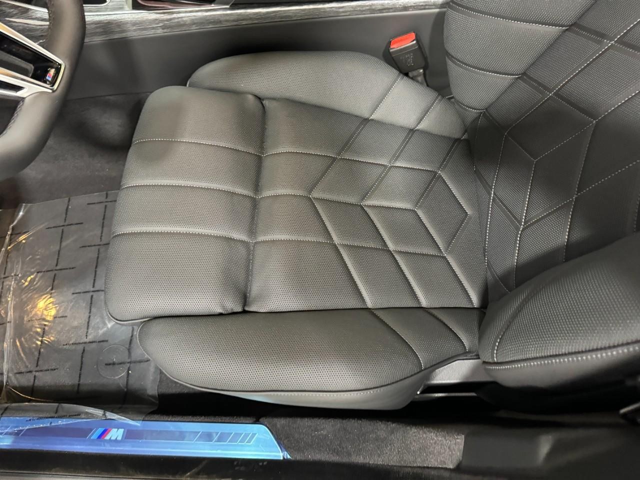 BMW 7 Series Vehicle Full-screen Gallery Image 24