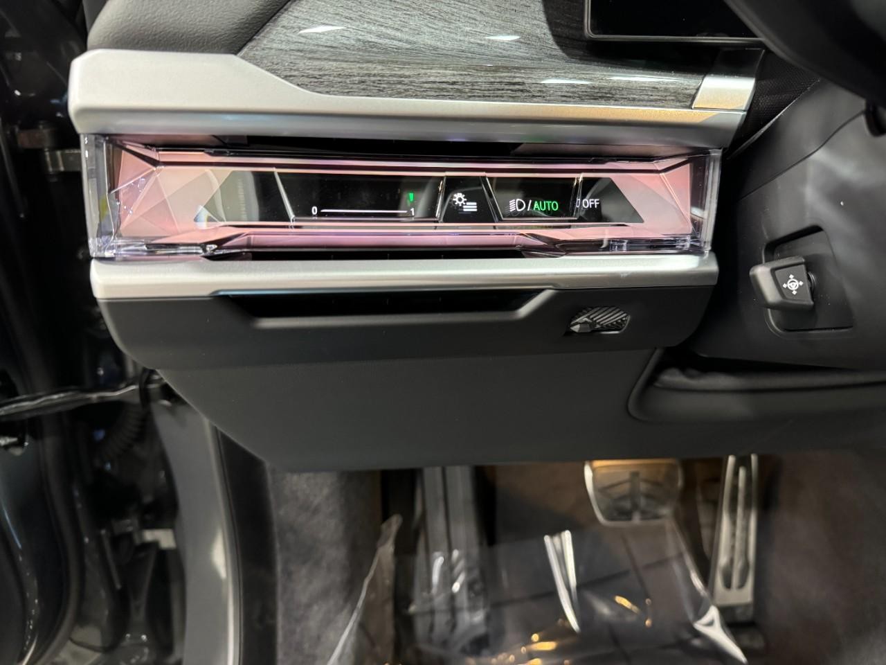 BMW 7 Series Vehicle Full-screen Gallery Image 25