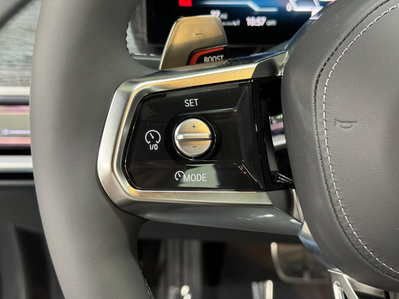 BMW 7 Series Vehicle Full-screen Gallery Image 26