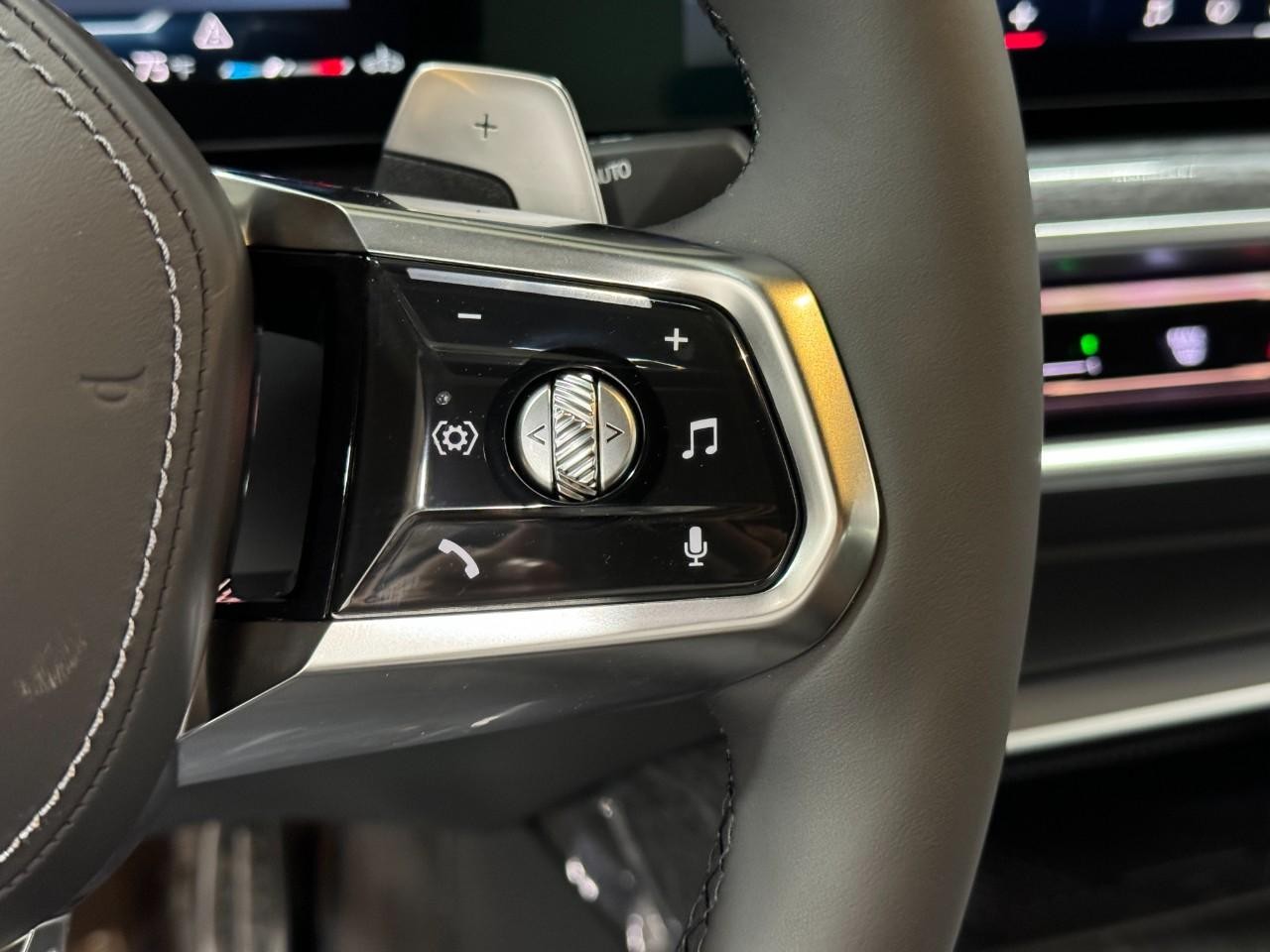 BMW 7 Series Vehicle Full-screen Gallery Image 27