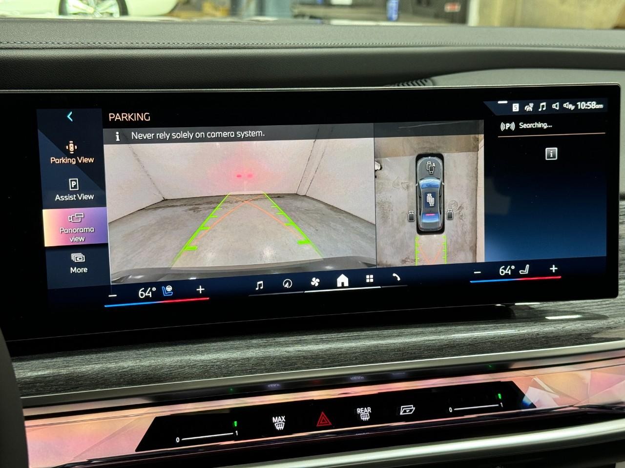 BMW 7 Series Vehicle Full-screen Gallery Image 29