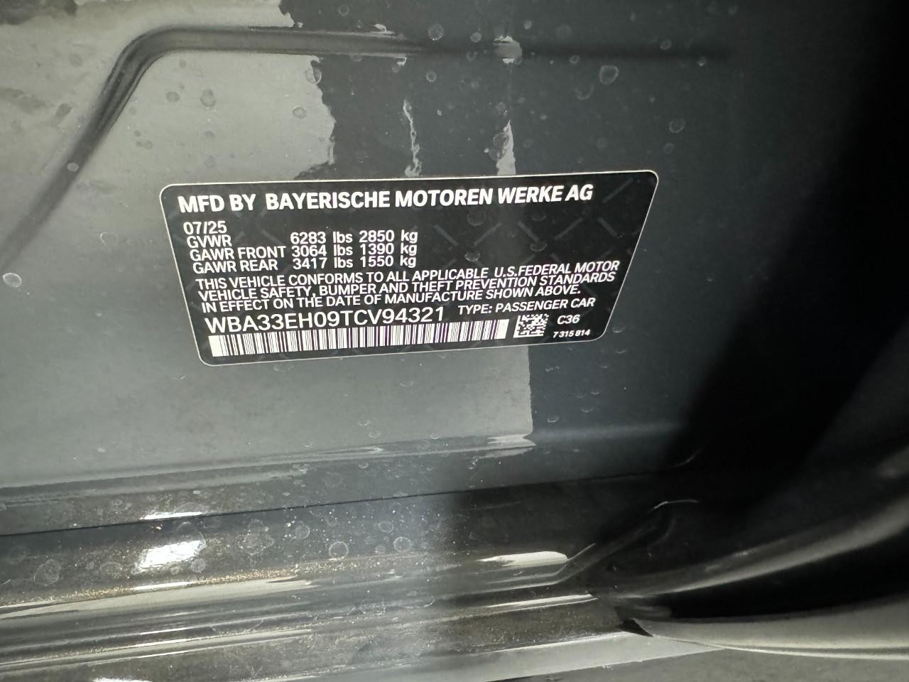 BMW 7 Series Vehicle Full-screen Gallery Image 30