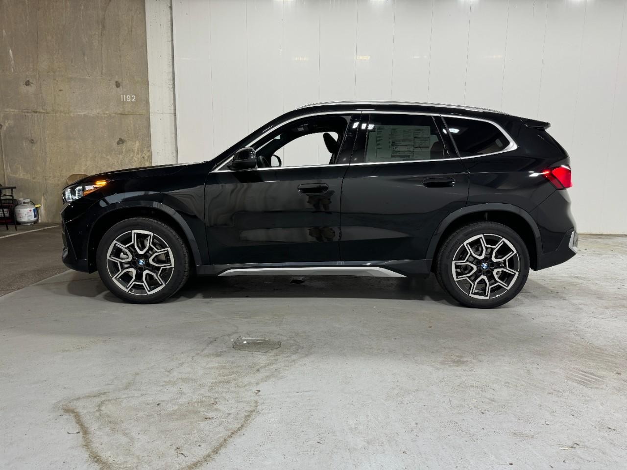 BMW X1 Vehicle Full-screen Gallery Image 2